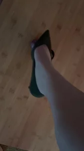 被娇妻的高跟鞋踩射