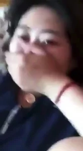 偷情隔壁邻居露脸熟女阿姨，直接让我去她家操忍不住了衣服都来急脱了