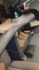 极品露脸黑丝高跟熟女(简介有群)穿着情趣内衣被小伙抓着腿狠狠爆操