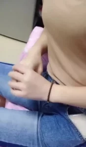 楼上的女邻居，老公不在家来串门边聊天边动手直接拿下