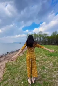 海边小姨子献出美鲍让姐夫贪婪舔吃迎着海风后入精液射满菊花流入阴道