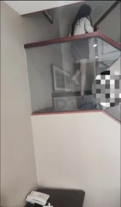 操嫂子哥哥在楼上休息，迫不及待的和嫂子在楼下翻云覆雨，无套艹逼