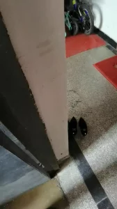 先射你的鞋，再射你的逼！